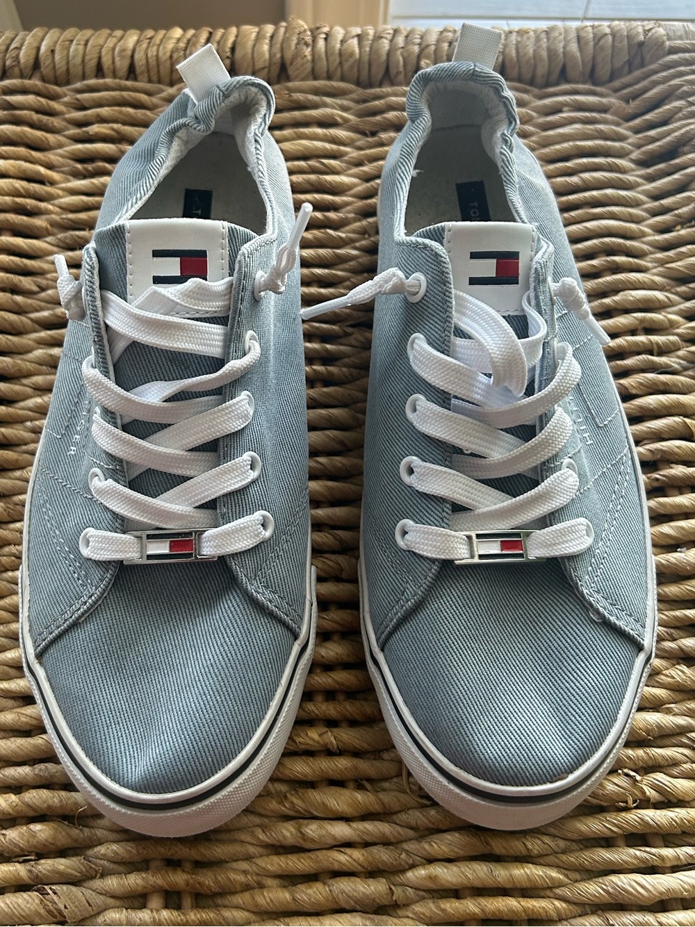 Tommy Hilfiger Women’s Light Blue Canvas Low-Top Lace-Up Sneakers Size 8